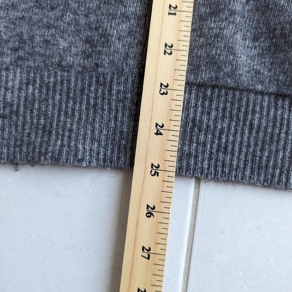 Gray shirt sleeve hooded wool and cashmere blend V neck sweater size Medium - Picture 6 of 9
